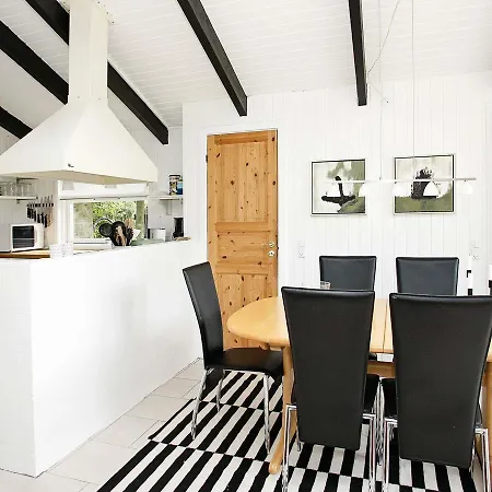 Three-bedroom Holiday In 4